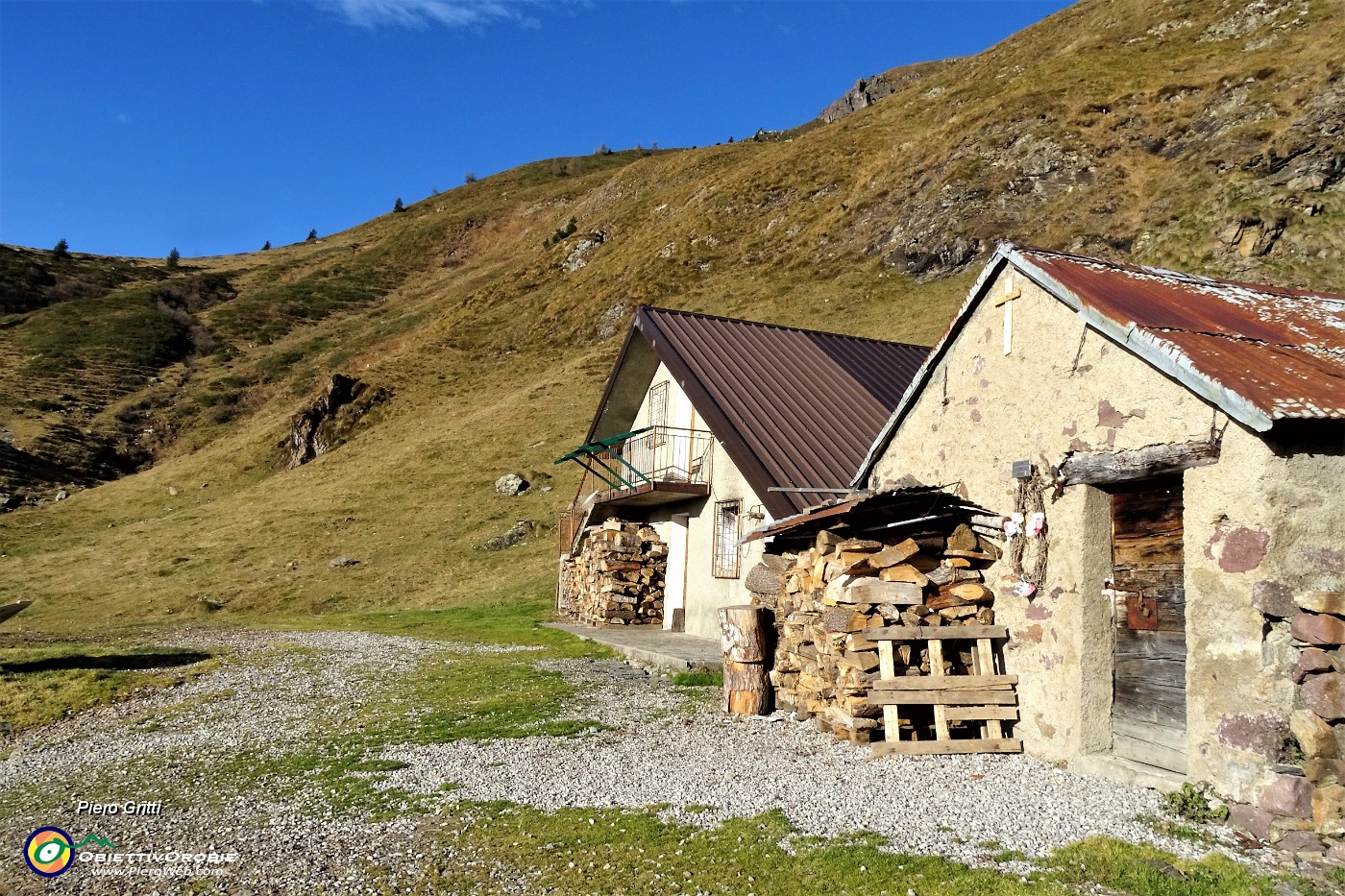 16 Su strada sterrata alla Baita Foppa (1765 m).JPG -                                